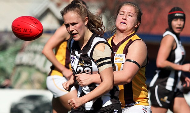 180908_vflw620.png Holly Whitford gets a handball away during Collingwood's loss to Hawthorn in the Semi-Final. Photo: Shane Barrie. - Collingwood,Collingwood Magpies